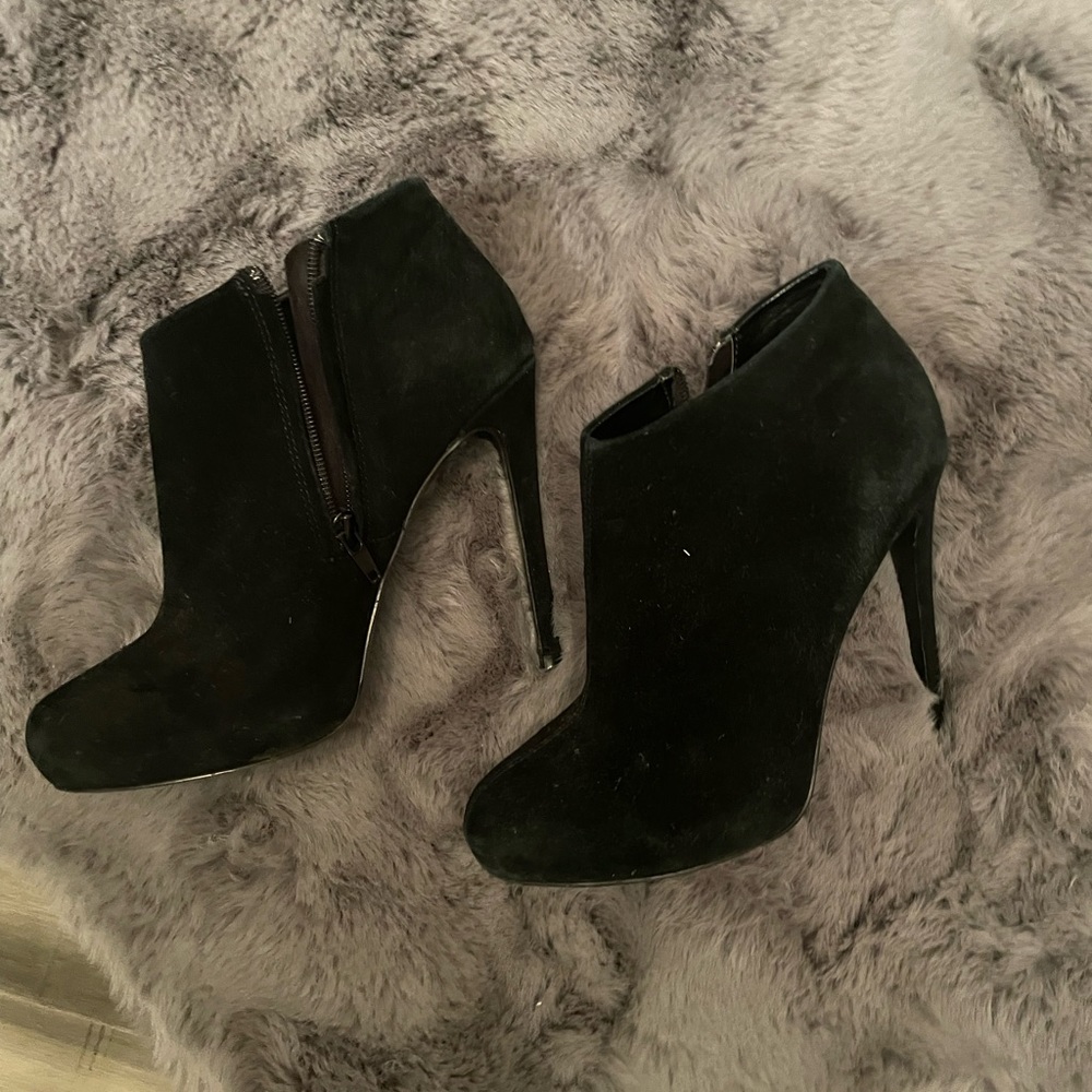 Steve Madden Malika round toe suede Bootie